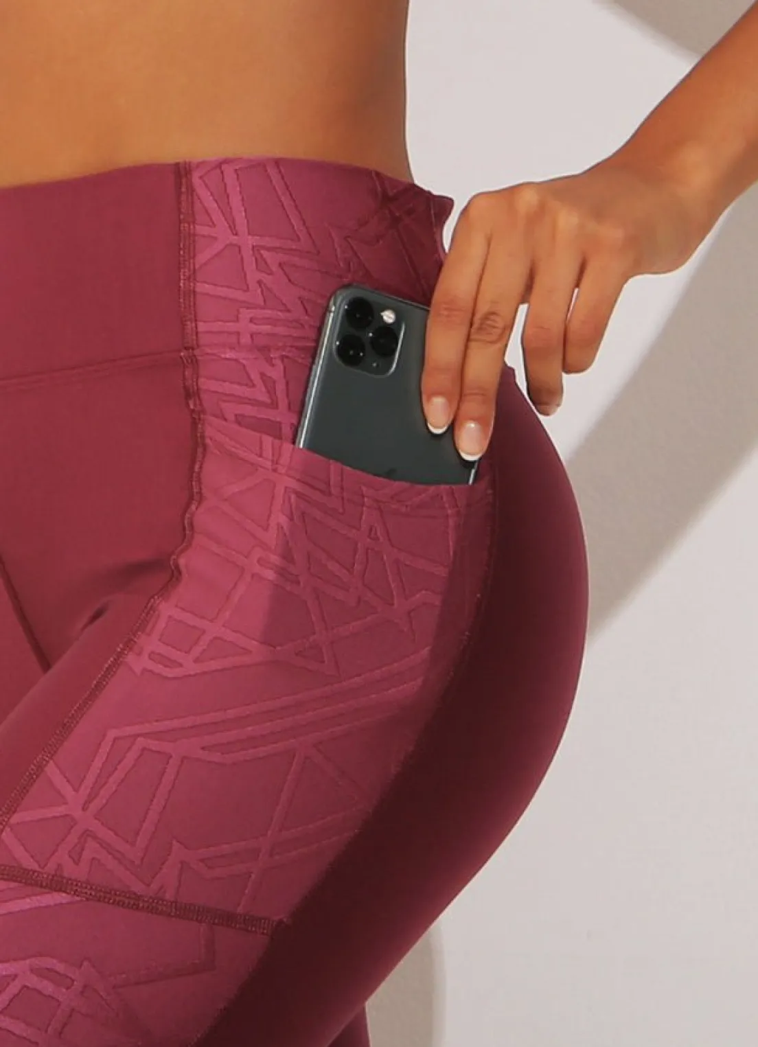 Dona Jo leggings & capris>Power Capri Geo Viena